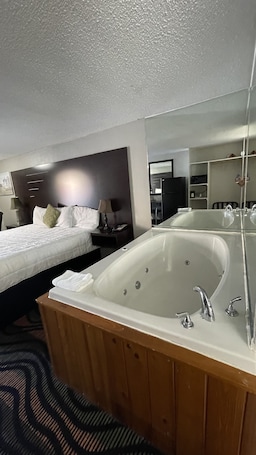 Room, 1 King Bed, Jetted Tub. Country Town N Suites