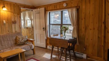 Tradisjonelt småhus, 1 queensize-seng med sovesofa | Individuelt dekorert, individuelt innredet og wi-fi (inkludert)