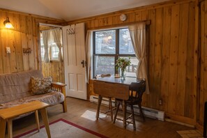 傳統平房, 1 張加大雙人床及 1 張梳化床 | 獨特設計、獨特裝修、免費 Wi-Fi、床單