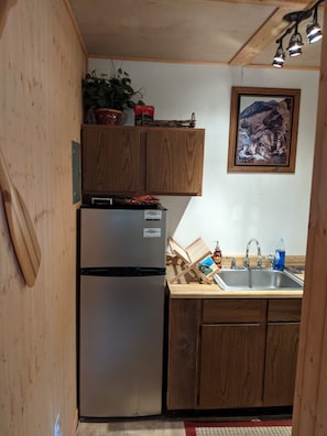 Duplex, 2 Queen Beds, Non Smoking, Ground Floor | Private kitchen | Fridge, microwave, coffee/tea maker - Colorado Cottages (Estes Park)