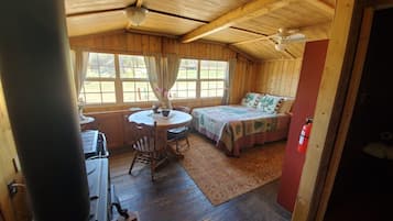 Mökki | Yksilöllisesti sisustettu, yksilöllisesti kalustettu, ilmainen Wi-Fi