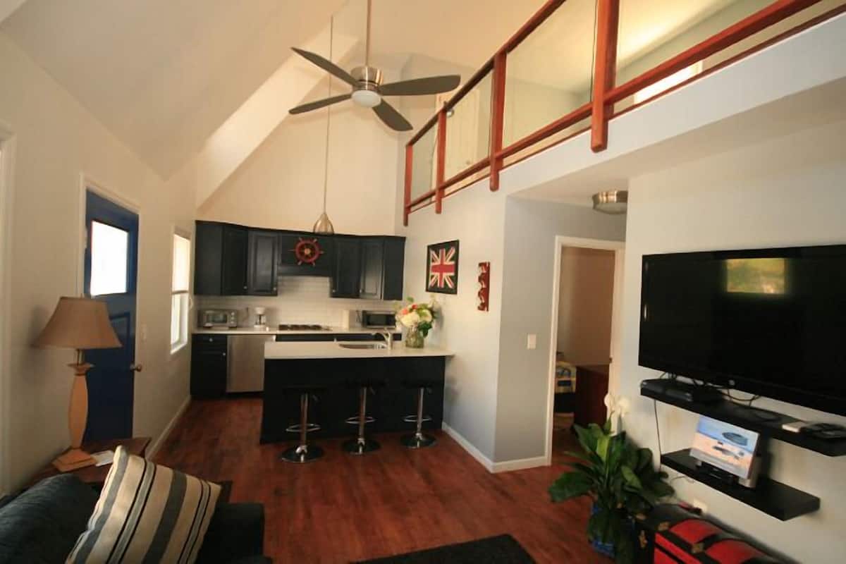 Cabaña superior, varias habitaciones, para no fumadores, vista a la alberca | Área de sala de estar | Smart TV de 50 pulgadas con canales digitales y televisión