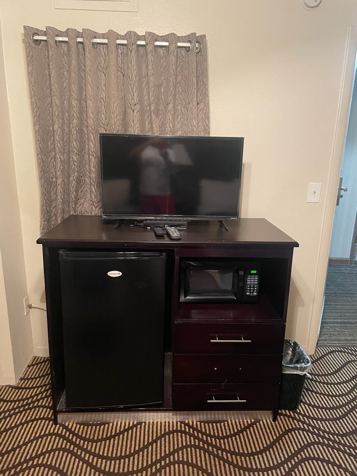 办公桌、免费 WiFi