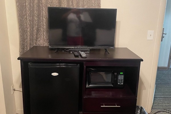 Desk, WiFi (free)