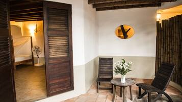 Family Cottage, 2 Queen Beds | Living area