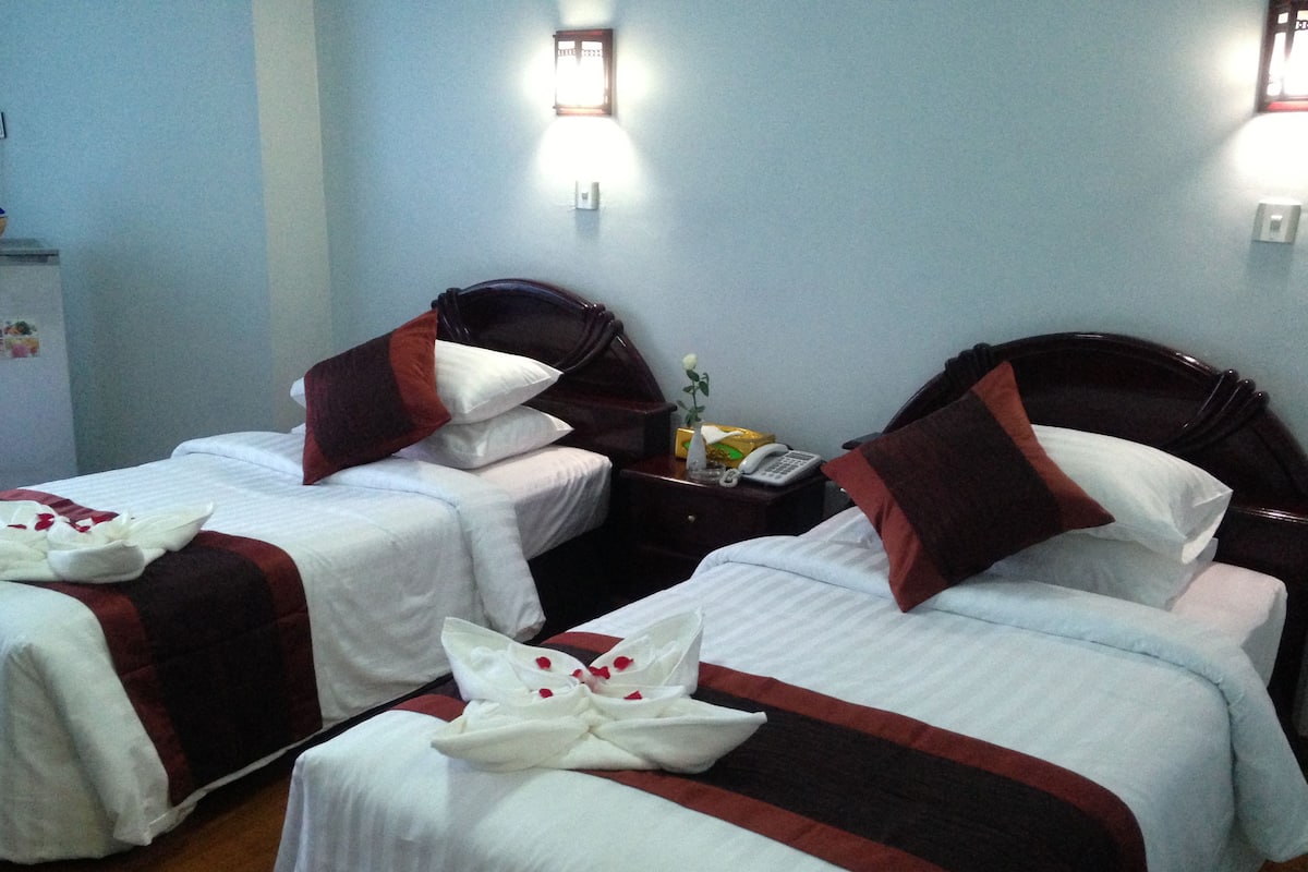 Deluxe Room | Minibar, in-room safe, desk, blackout curtains