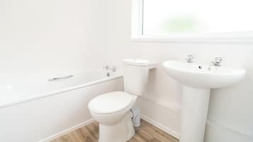 Habitación doble clásica | Baño | Regadera y toallas