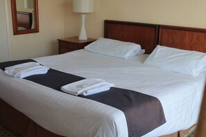 Kamar Double Superior | Tirai kedap cahaya dan seprai linen