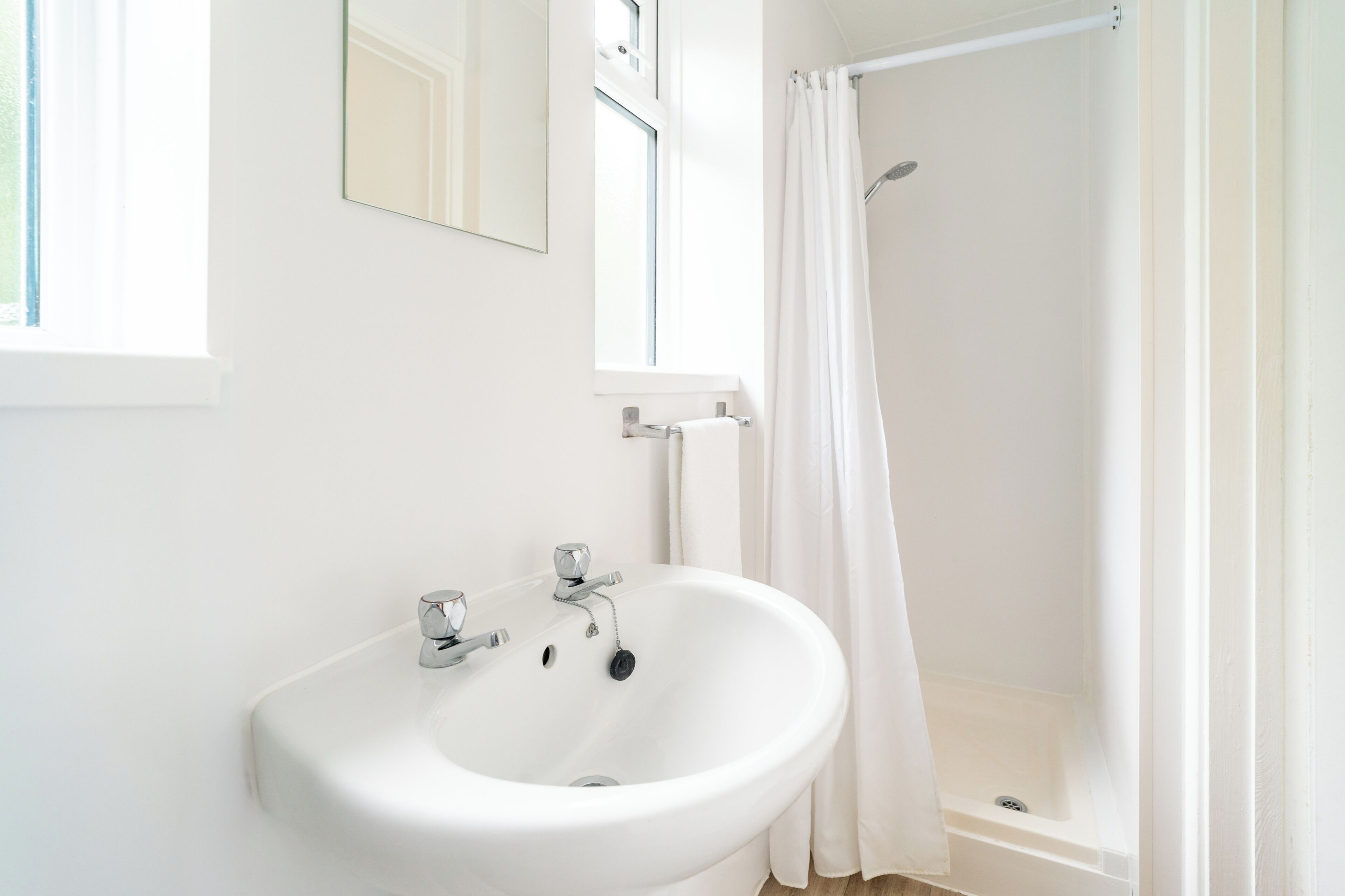 Classic Twin Room | Bathroom | Shower, towels
