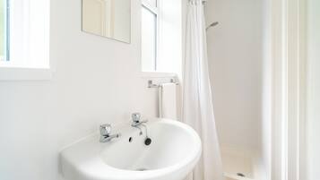 Classic Twin Room | Bathroom | Shower, towels
