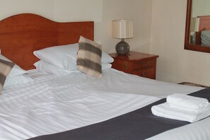 Blackout curtains, bed sheets - Sand Bay Holiday Village (Weston-super-Mare)