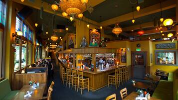 Serveert ontbijt, lunch en diner