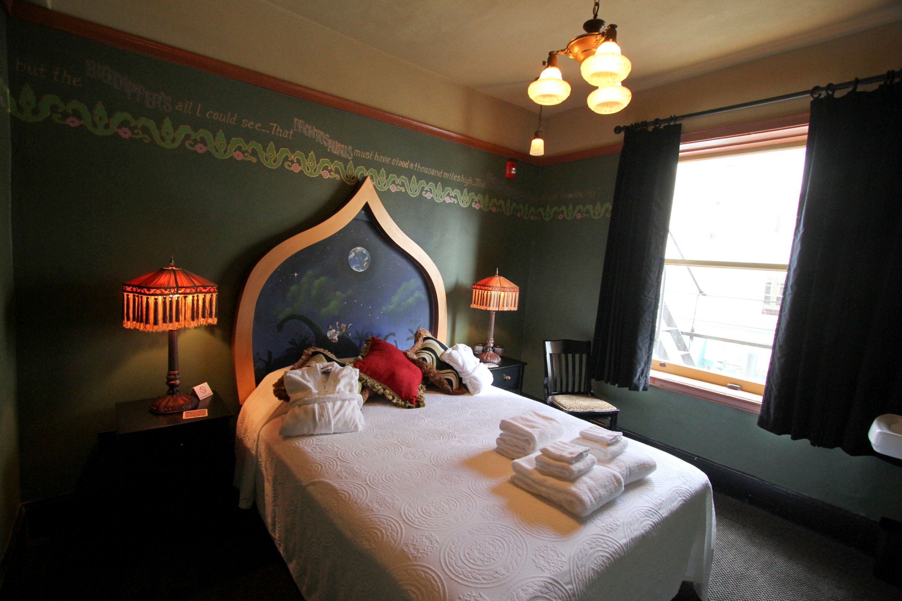 standard room, 1 queen bed, shared bathroom | 1 bedroom, hypo-allergenic bedding, in-room safe, free wifi