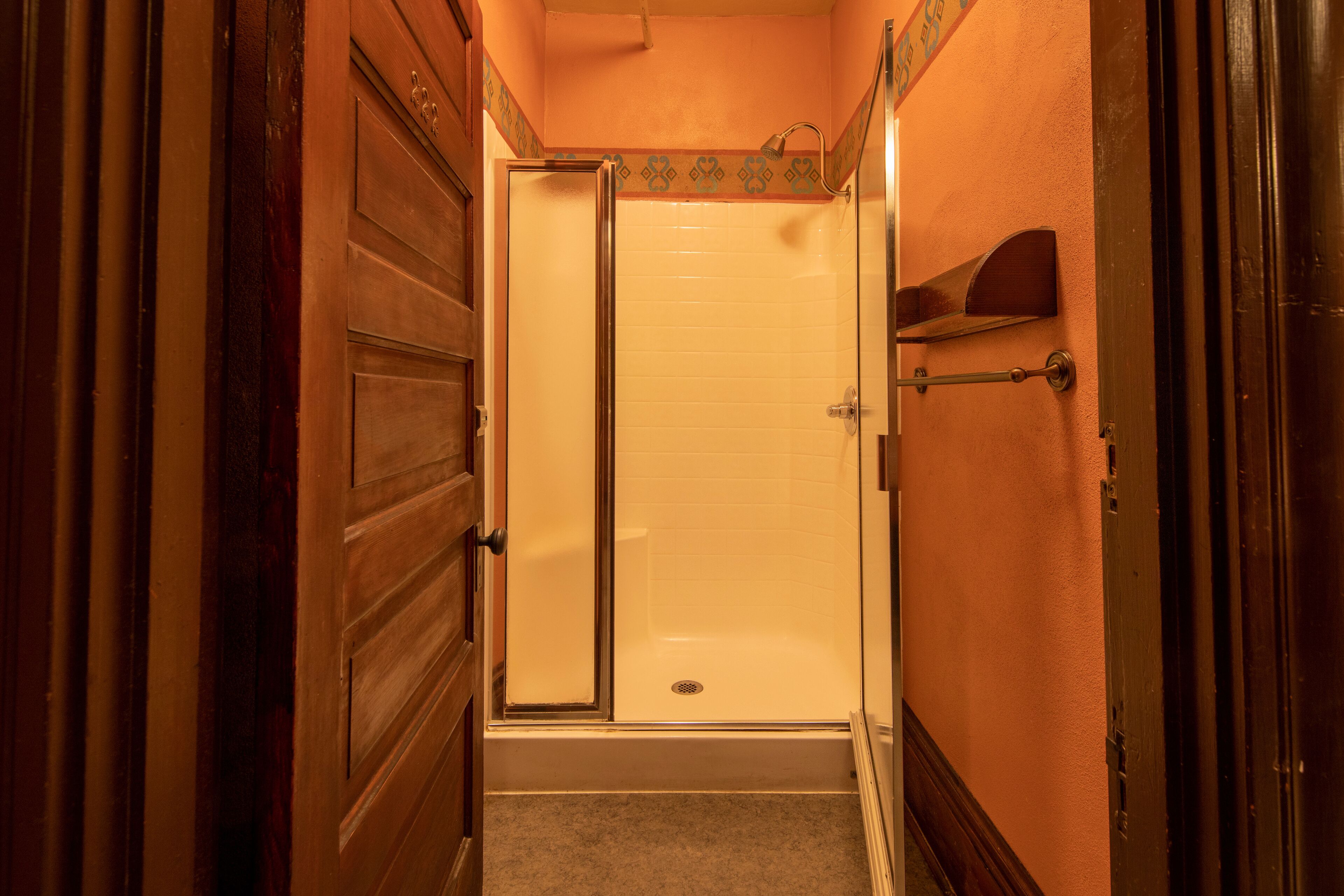 standard room, 1 queen bed, shared bathroom | bathroom shower