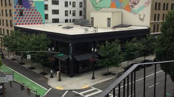Un hotel de diseño moderno, con una terraza en la azotea y un mural en la fachada.