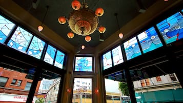 供应早餐、午餐和晚餐