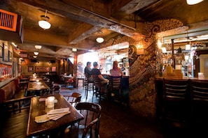 3 bares/lounges, pub
