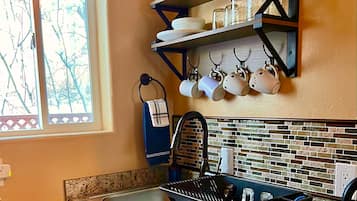 Cabaña tradicional, 2 camas de matrimonio, cocina básica | Cocina privada | Frigorífico pequeño, microondas, cafetera o tetera y hervidor eléctrico