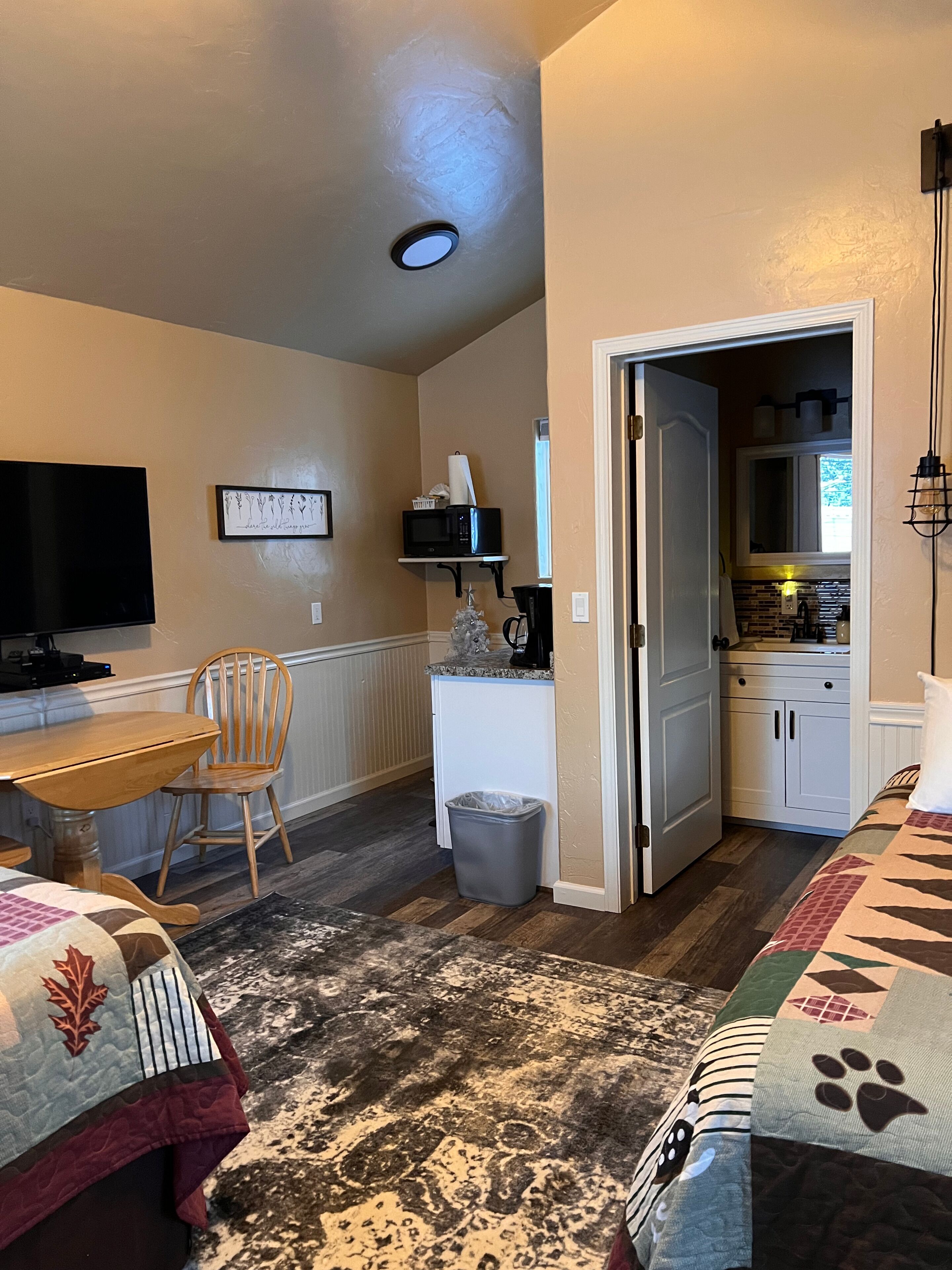 Traditional Cabin, 2 Queen Beds, Kitchenette | Living area