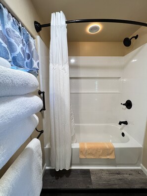 家庭小屋, 1 间卧室, 简易厨房 | 浴室 | 淋浴/盆浴组合、免费洗浴用品、吹风机、毛巾