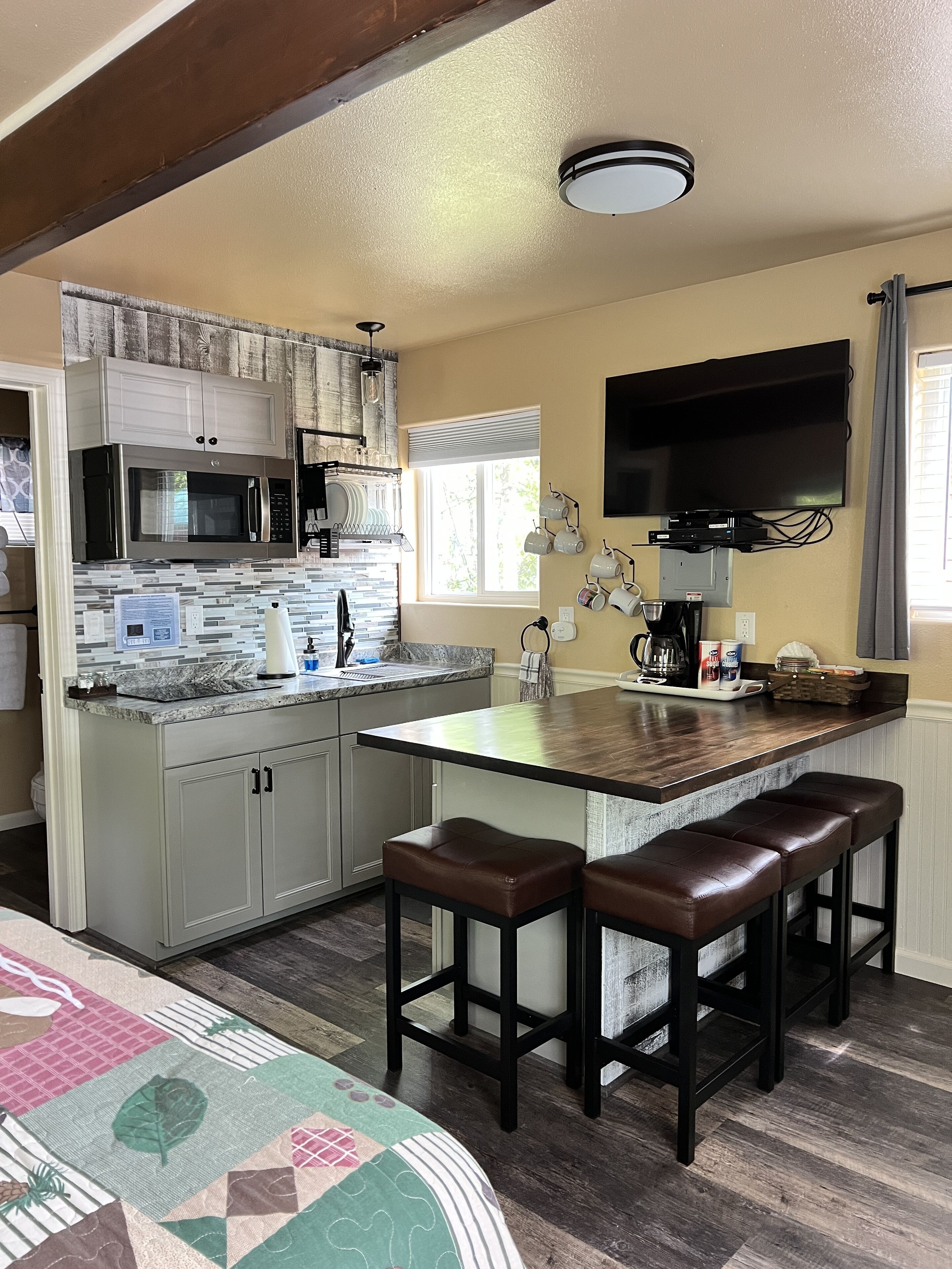 Frigobar, microondas, cafetera/tetera, tetera/pava eléctrica