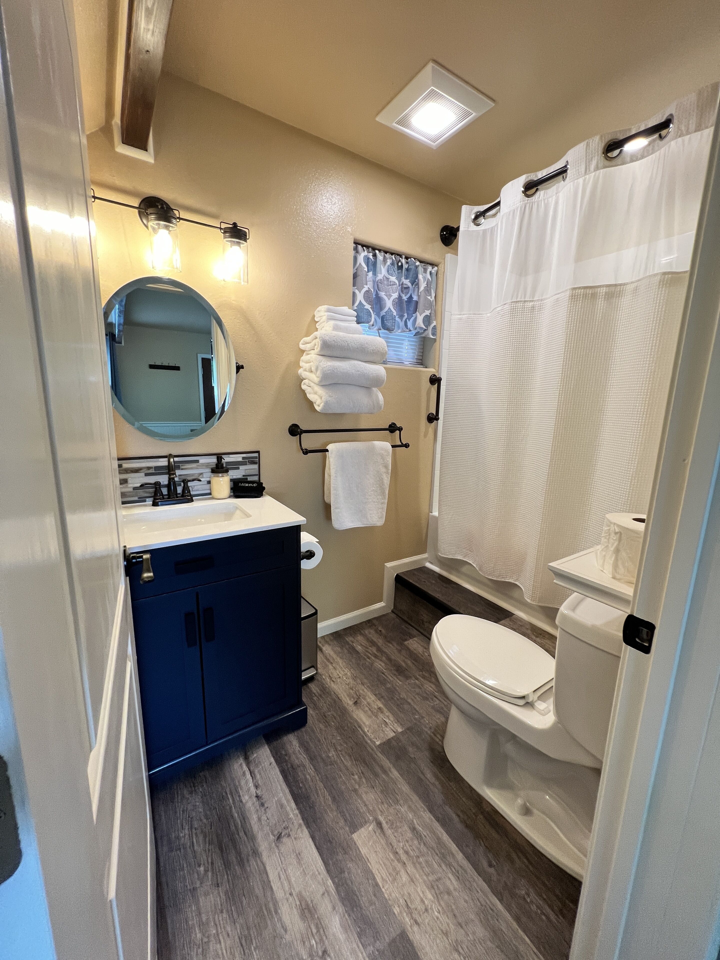Chalet rustique familial, 1 chambre, cuisinette | Salle de bain | Ensemble baignoire-douche, articles de toilette (gratuits)