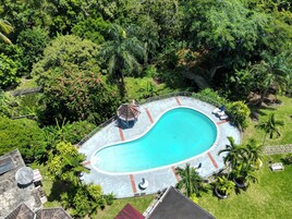 Piscina externa, guarda-sóis, espreguiçadeiras