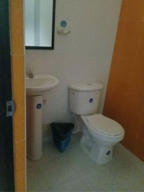 Dusche, kostenlose Toilettenartikel, Handtücher