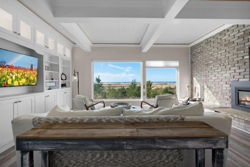 The Tides by the Sea 