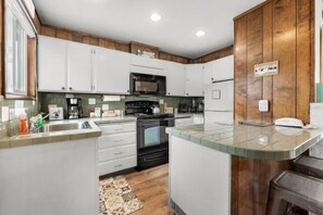 Family Cottage | Private kitchen | Microwave, oven, toaster, paper towels