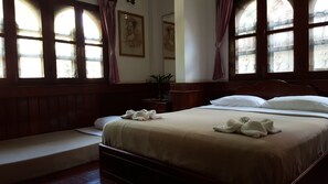 Desk, laptop workspace, rollaway beds, free WiFi - Villa Philaylack (Luang Prabang)