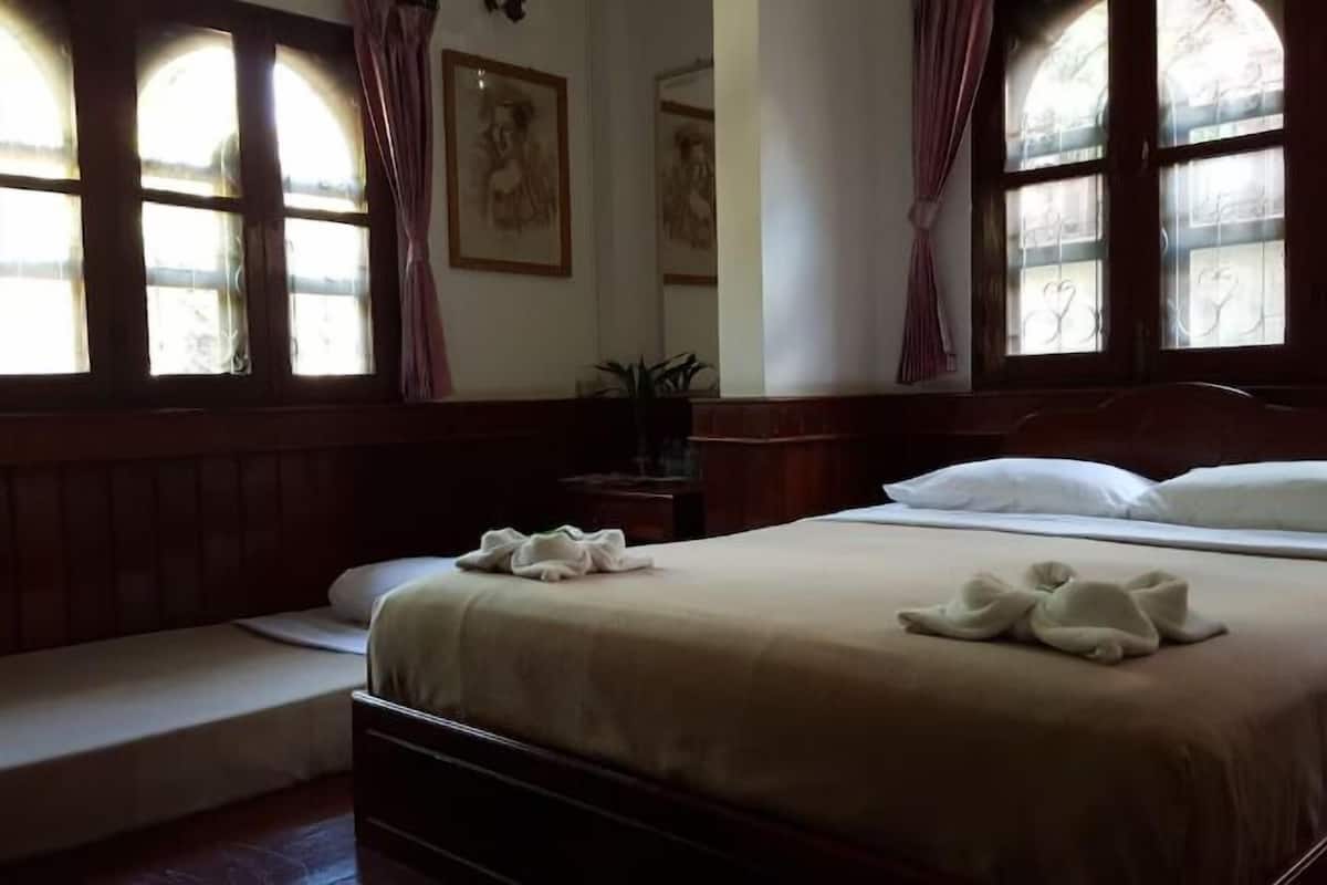 Desk, laptop workspace, rollaway beds, free WiFi