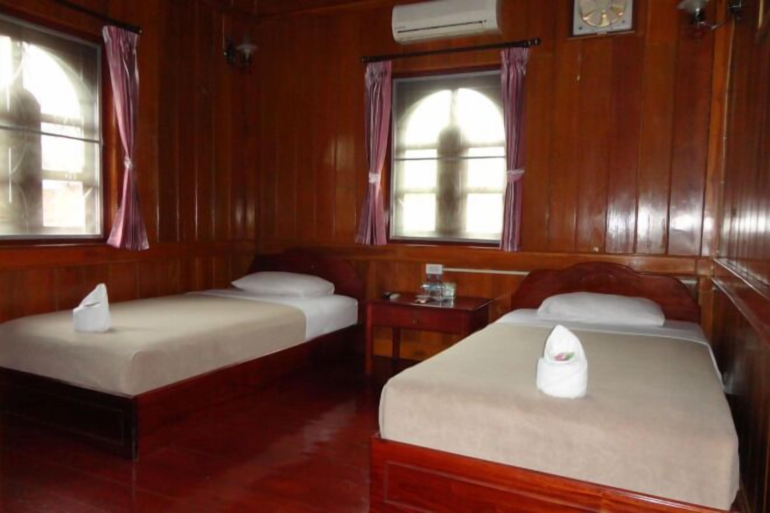 Meja kerja, ruang kerja ramah laptop, dan tempat tidur lipat/tambahan