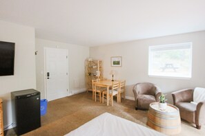 客房, 2 張加大雙人床, 花園景 | 客廳 | 50 吋平面電視連有線電視頻道、電視