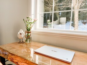Deluxe Room, 1 King Bed, Garden View - The Inn at the Ninth Hole B&B (Salmon Arm)
