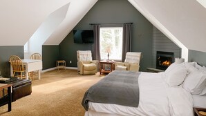 Deluxe Studio Suite, 1 King Bed, Garden View | Premium bedding, desk, WiFi (free), individually decorated - The Inn at the Ninth Hole B&B (Salmon Arm)