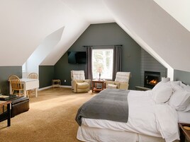 华丽开间套房, 1 张特大床, 花园景观 | 高档床上用品、特色装修、特色家居、办公桌