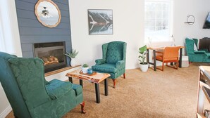 Deluxe Room, 1 King Bed, Garden View | Premium bedding, desk, WiFi (free), individually decorated - The Inn at the Ninth Hole B&B (Salmon Arm)