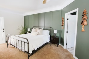 Deluxe Room, 1 King Bed, Garden View | Premium bedding, individually decorated, individually furnished, desk - The Inn at the Ninth Hole B&B (Salmon Arm)