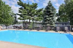 Seasonal outdoor pool, pool umbrellas, sun loungers - Delton Oaks Resort (Wisconsin Dells)
