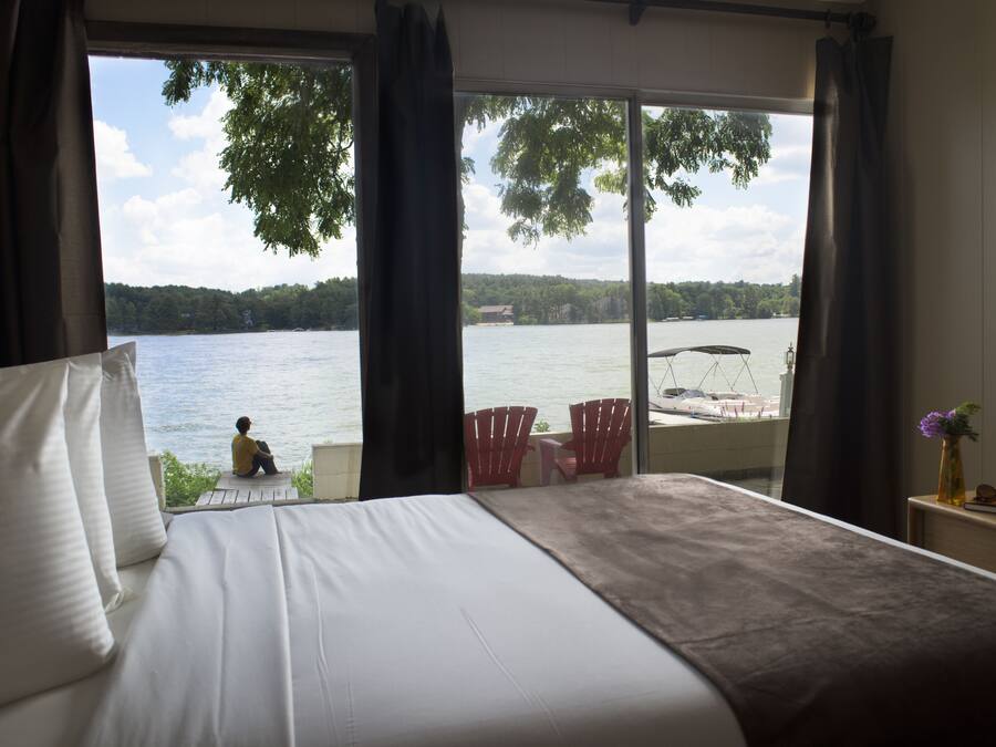 Individually furnished, iron/ironing board, free WiFi, bed sheets