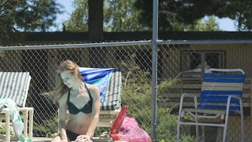 Een seizoensgebonden buitenzwembad, parasols voor strand/zwembad