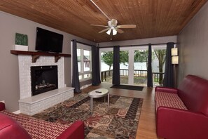 Premier Villa | Individually furnished, iron/ironing board, free WiFi, bed sheets - Delton Oaks Resort (Wisconsin Dells)