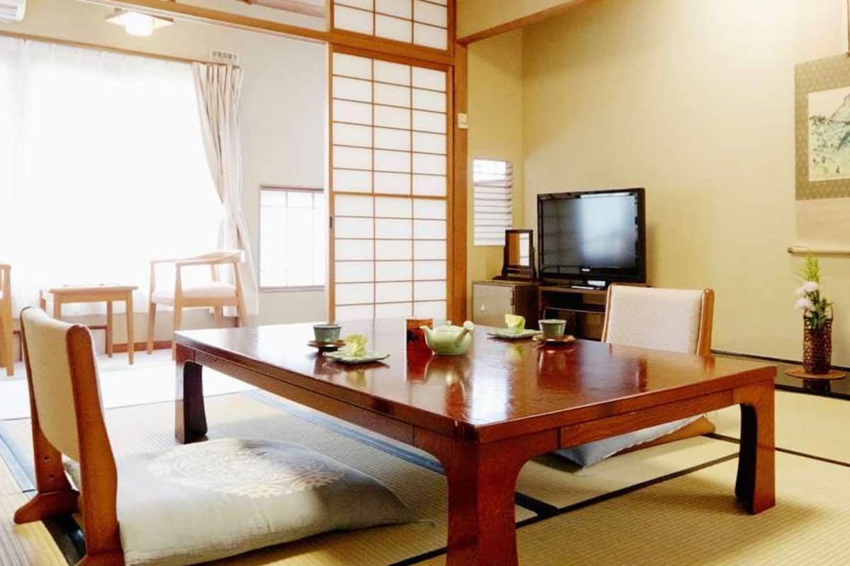 Habitación tradicional, baño compartido (Standard, Japanese Style) | Minibar, caja de seguridad en la habitación y decoración personalizada