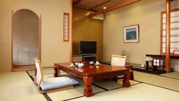 Deluxe Japanese-Style Room with Open-Air Bath | Minibar, in-room safe, individually decorated, individually furnished
