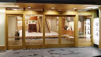 Fachada da propriedade à noite