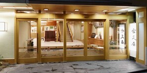 Fachada de la propiedad por la tarde o noche