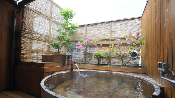 A wooden hot tub with a wooden deck, surrounded by bamboo walls and a wooden fence. - Shibu Onsen KOKUYA (Yamanouchi)