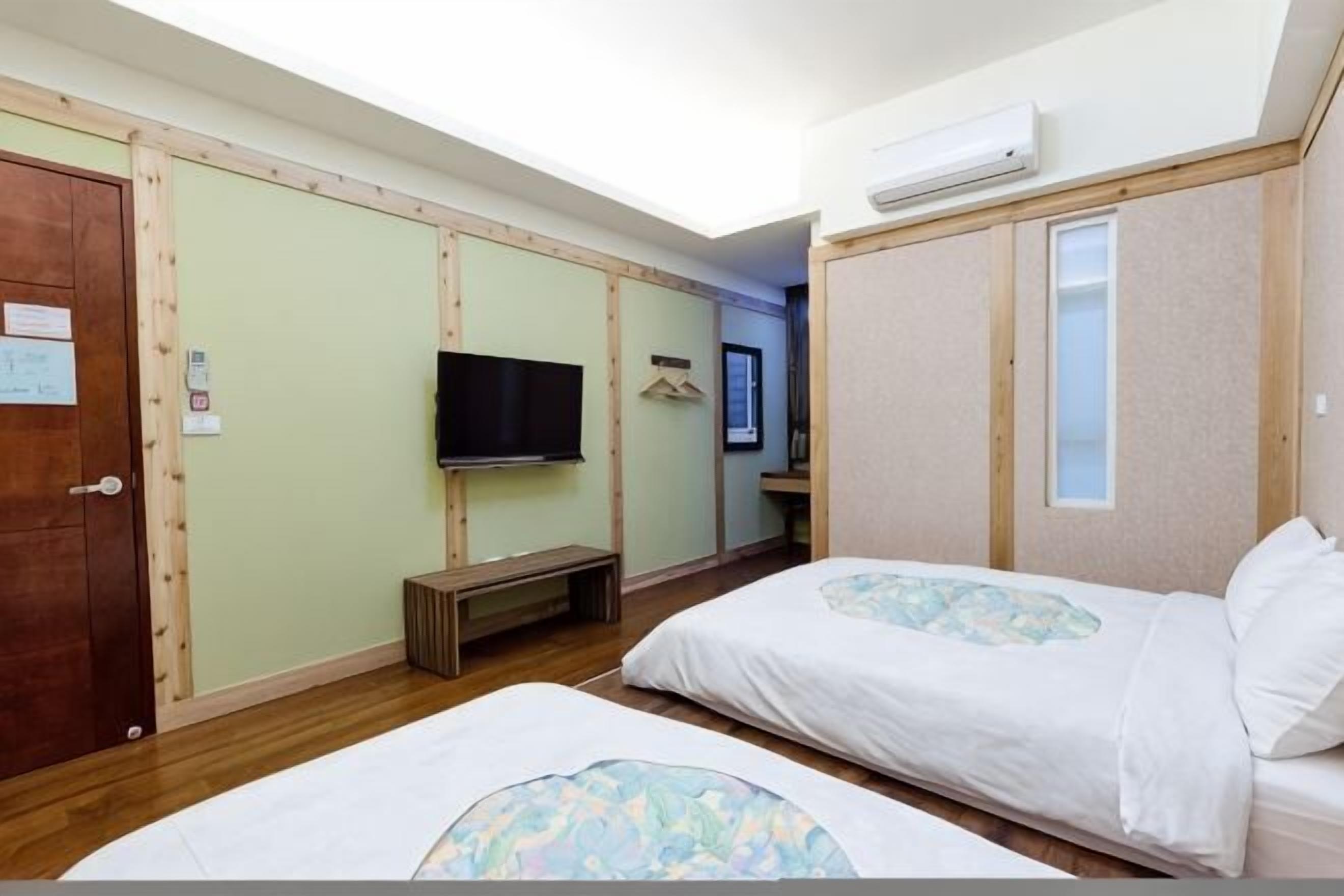 Edredons de pluma, escrivaninha, cortinas blackout