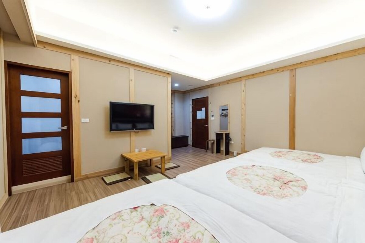 Chăn bông, bàn, màn/rèm cản sáng, phòng cách âm 